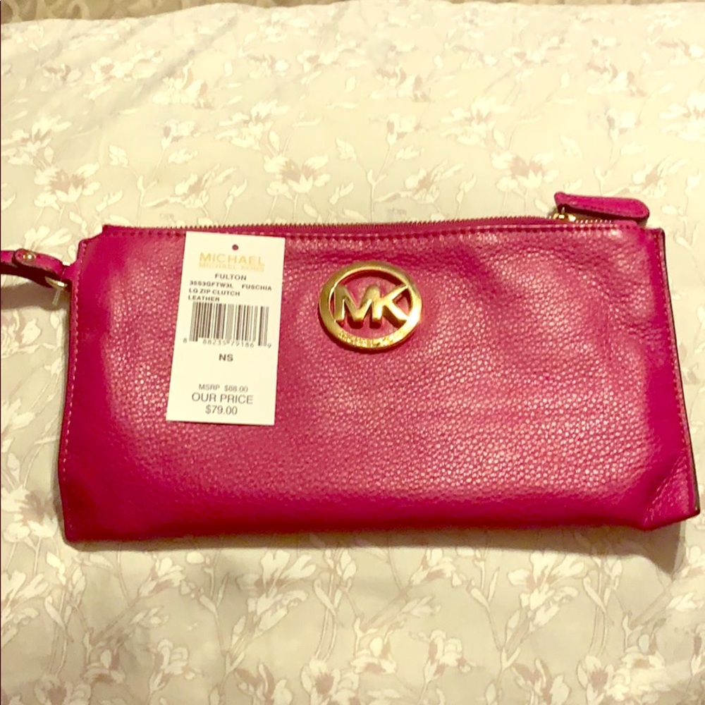 Michael Kors ❤️ Fulton large leather zip clutch!